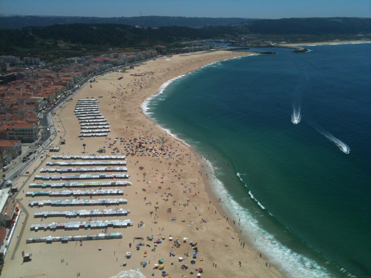 בין נשים ב-7 חצאיות לגלים בגובה 30&nbsp;מטר