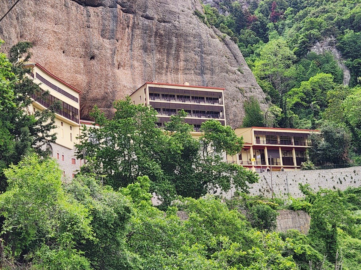 המנזר שצומח מתוך הסלע בדרום&nbsp;יוון