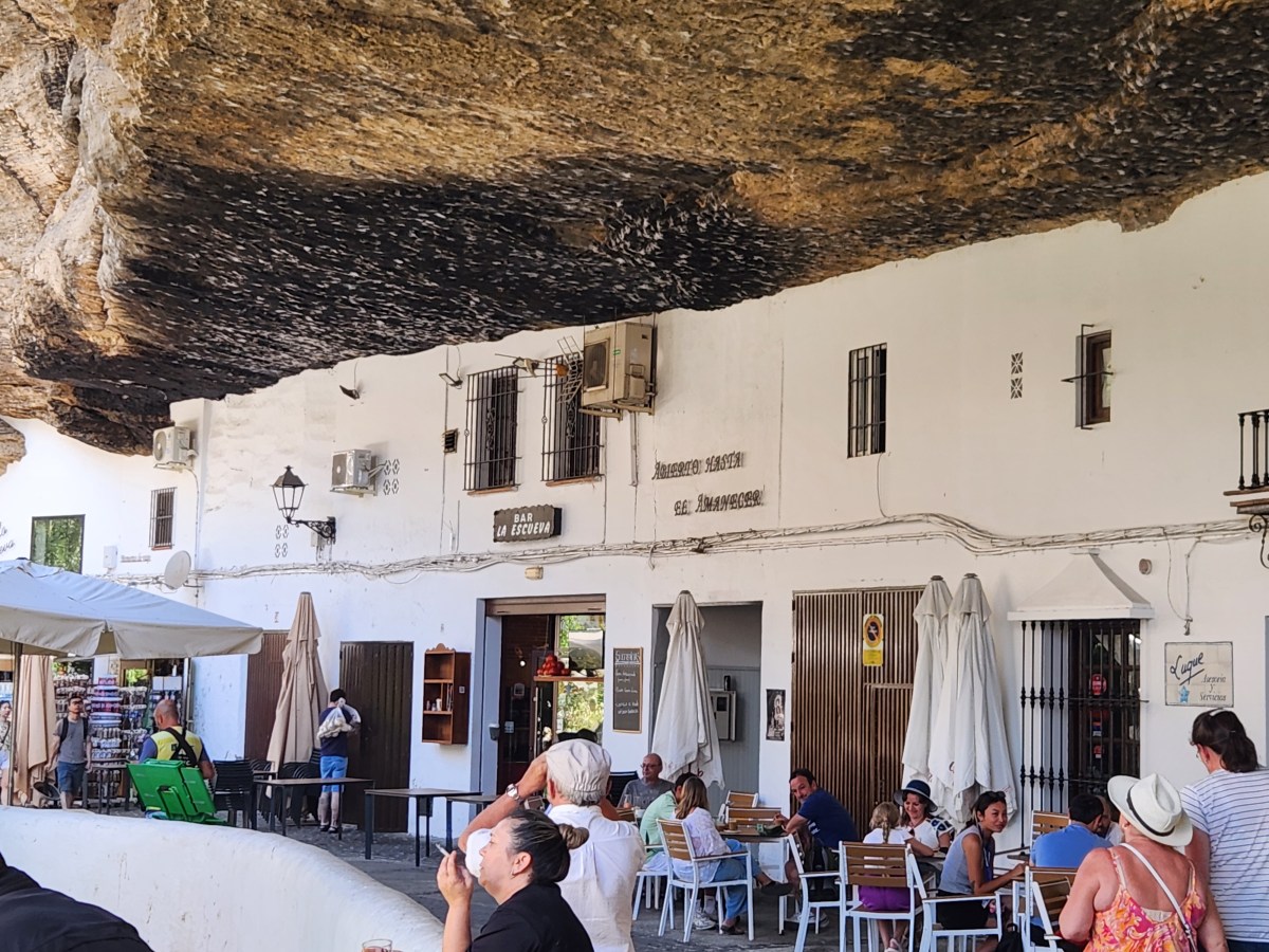 לגור מתחת לסלע, הצצה לכפר הכי מוזר (ויפה)&nbsp;בספרד